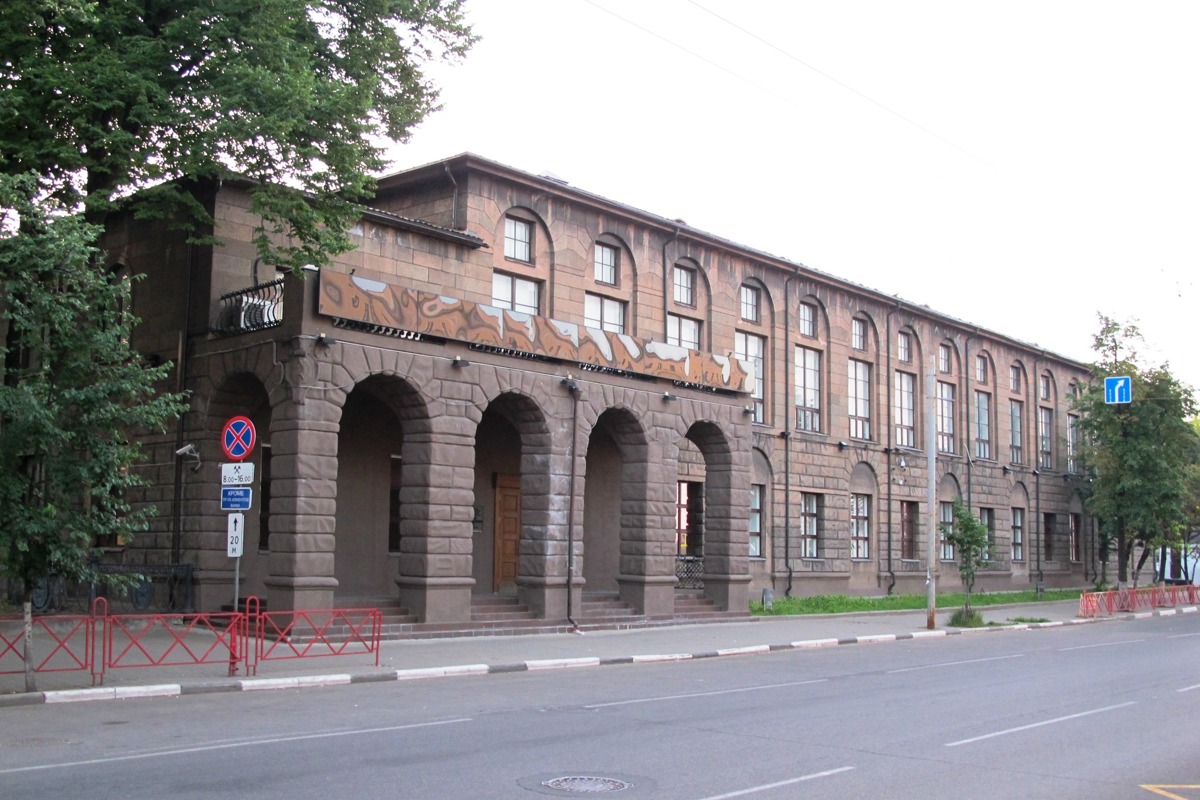 У здания Центробанка в Ярославле дежурили люди в касках и бронежилетах