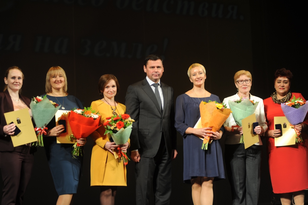 Губернатор Ярославской области вручил педагогам региона государственные и региональные награды
