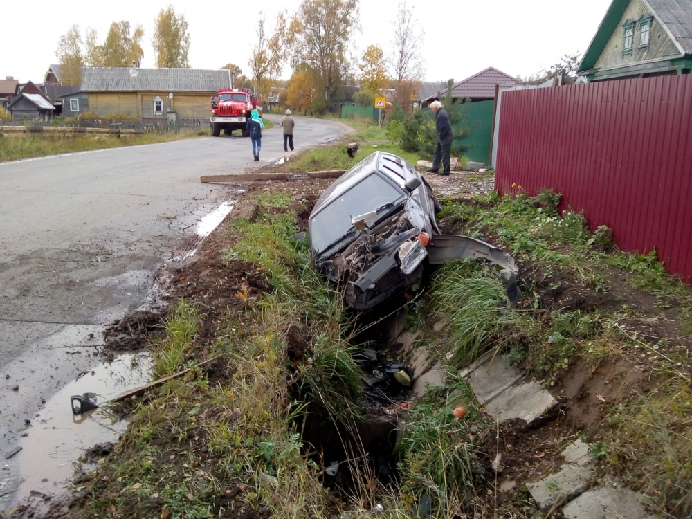 В результате ДТП под Рыбинском ВАЗ вылетел в канаву: двое пострадавших