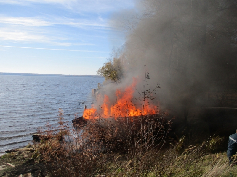 В Ярославской области сгорели два лодочных гаража