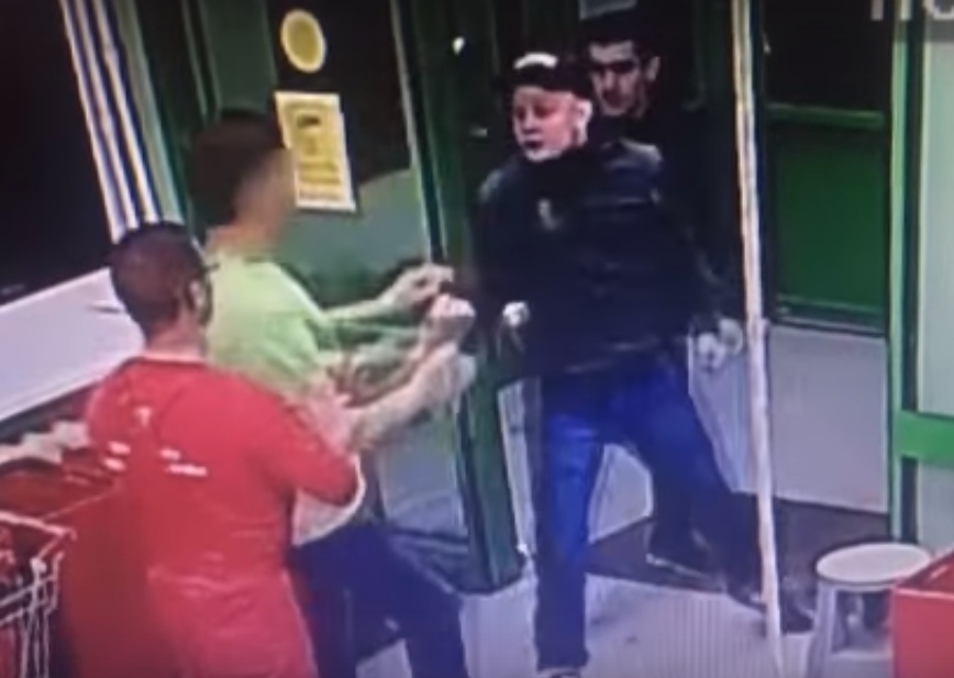 В Ярославле уборщица супермаркета избила воришек корзиной: видео