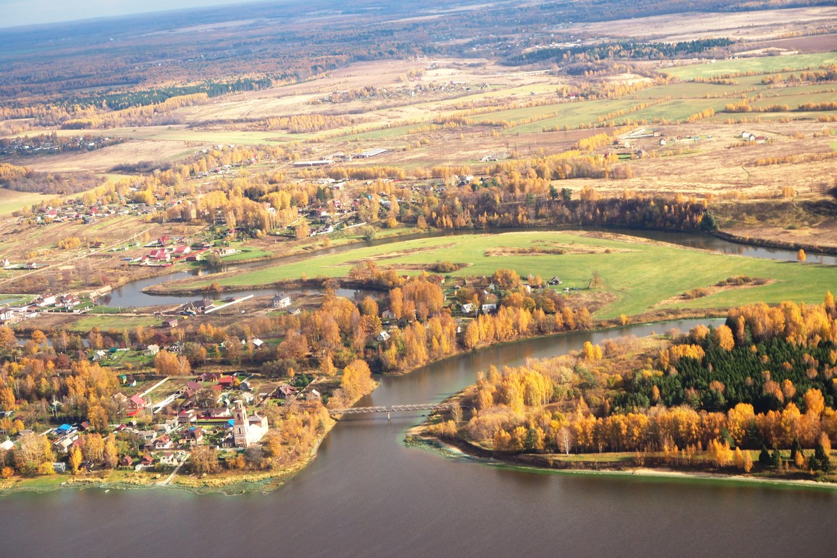 Власти объяснили, почему реки Ярославской области окрасились в сине-зеленые цвета