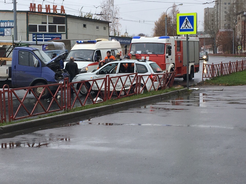 В Ярославле произошло тройное ДТП: есть пострадавшие