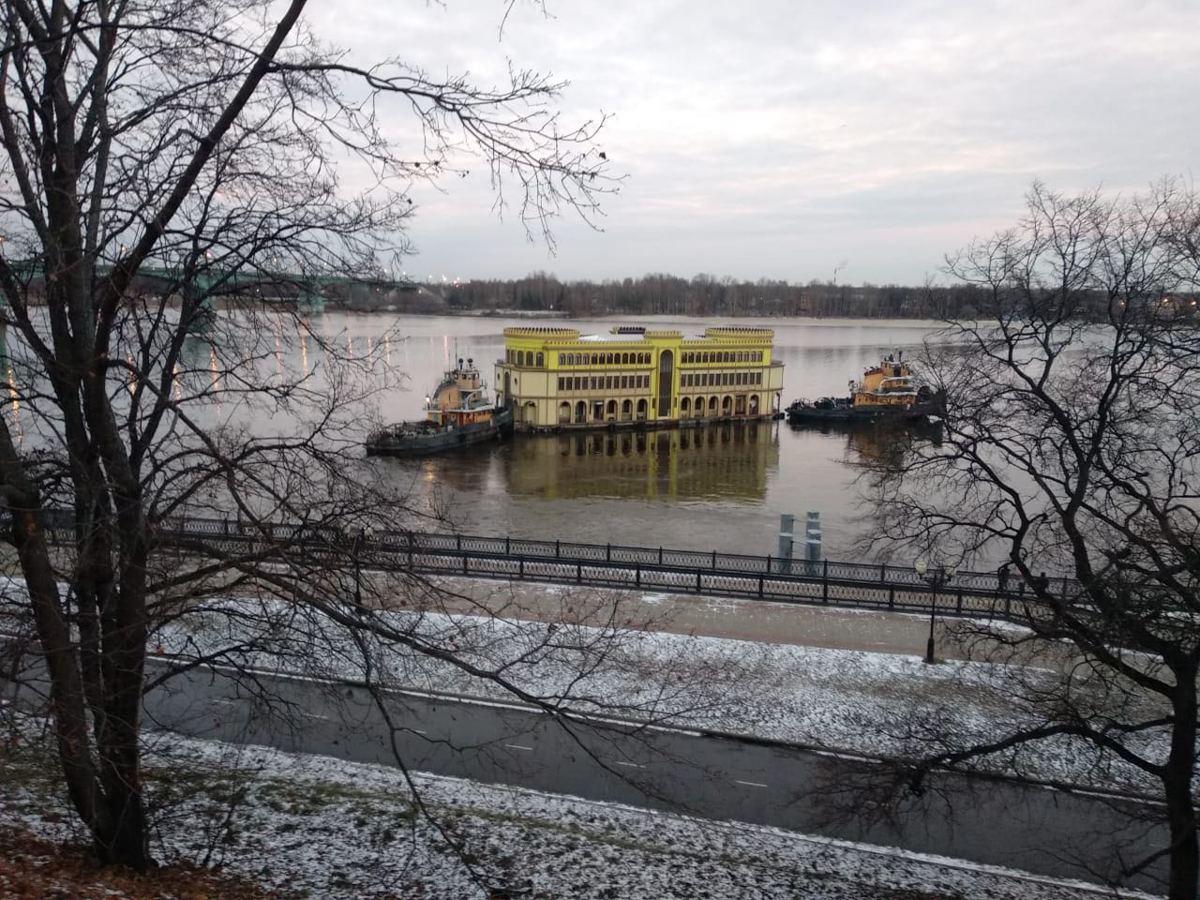 Дебаркадер-замок уплыл от Волжской набережной в Ярославле: фото
