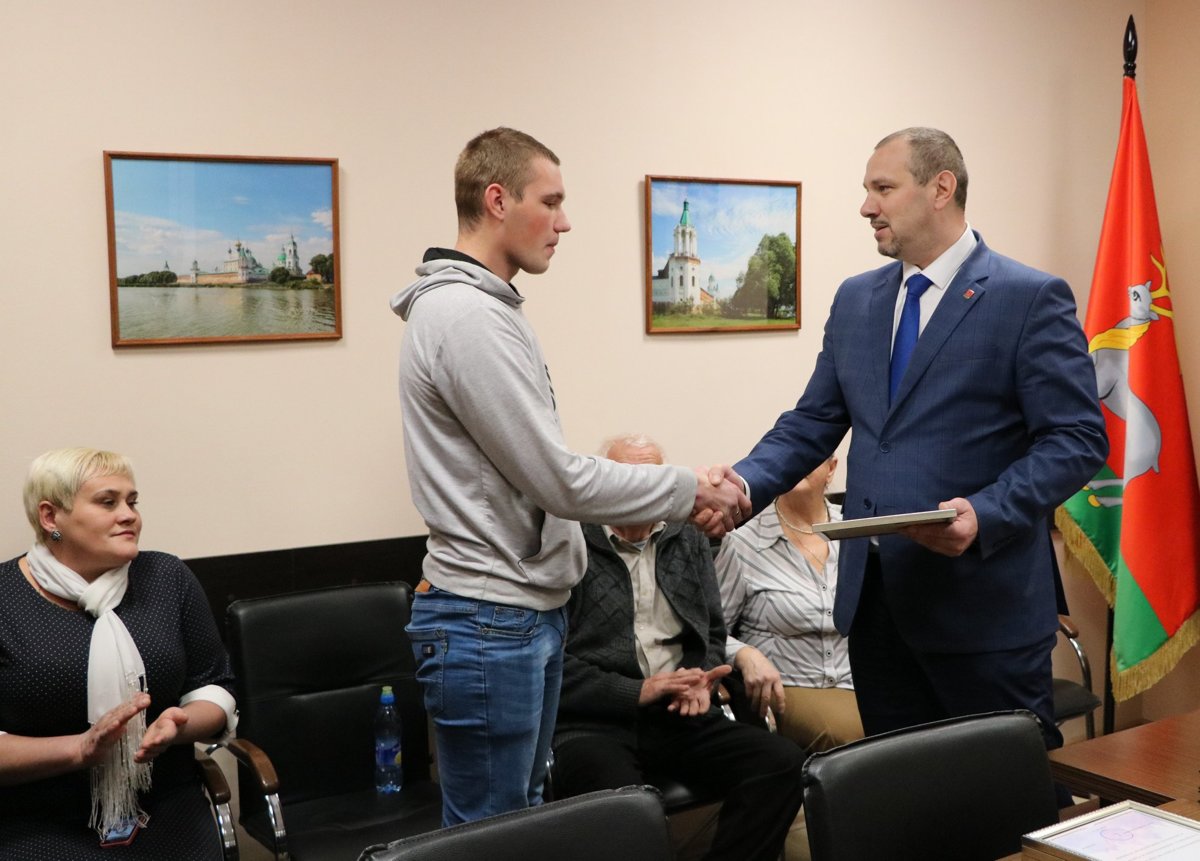 В Ярославской области наградили студента, который спас провалившихся под лед детей