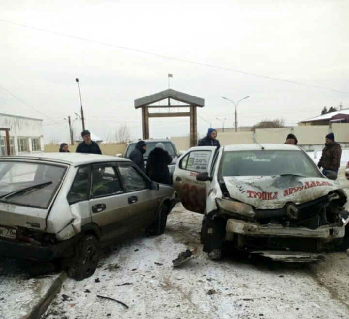 Под Ярославлем трактор проволок такси, протаранив несколько автомобилей