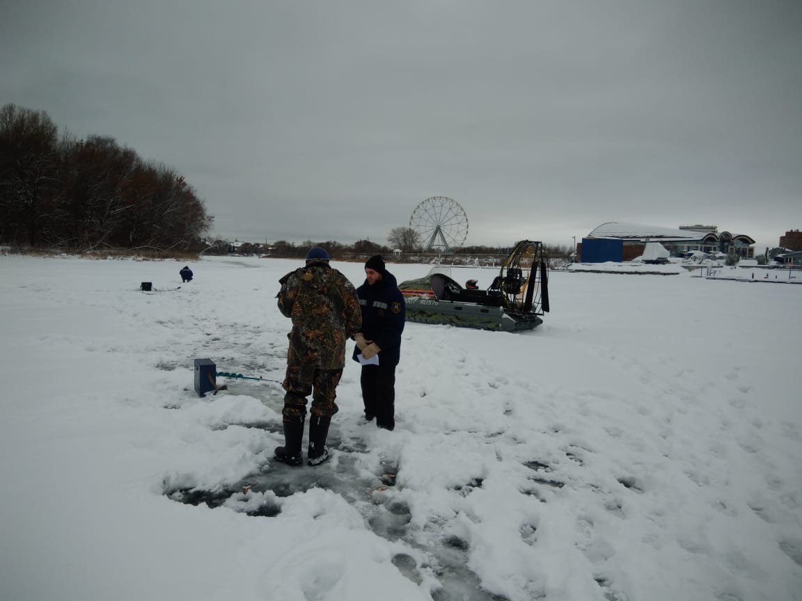 Ярославские спасатели вытащили из Волги провалившегося под лед мужчину