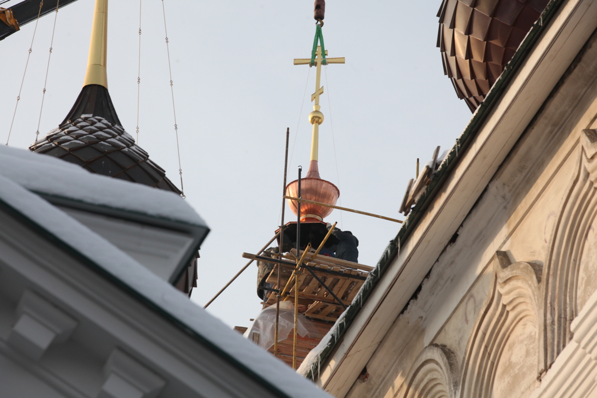 На колокольне Кирилло-Афанасиевского монастыря установили купол: фото