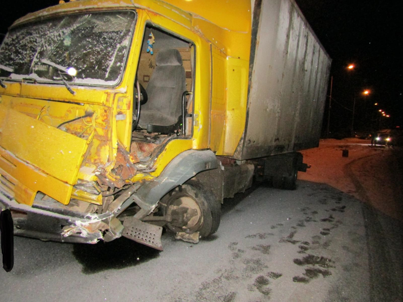 В ДТП с КамАЗом на трассе М8 в Ярославской области пострадали четыре человека