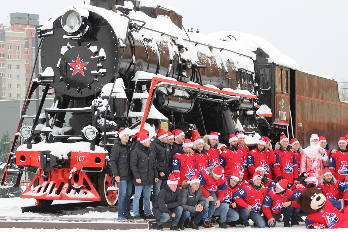 «Локомотив» сделал командное новогоднее фото на фоне паровоза