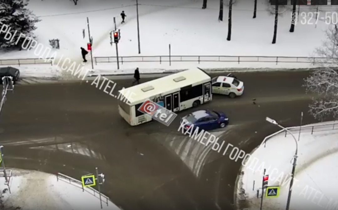 В Рыбинске автобус протаранил два автомобиля: видео