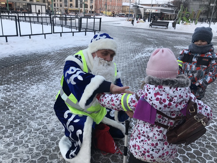 В Ярославской области Дед Мороз пообщался с детьми, пострадавшими в ДТП