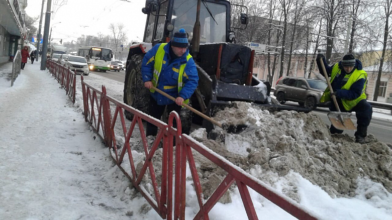 Коммунальщики прибирают Ярославль после новогодних гуляний
