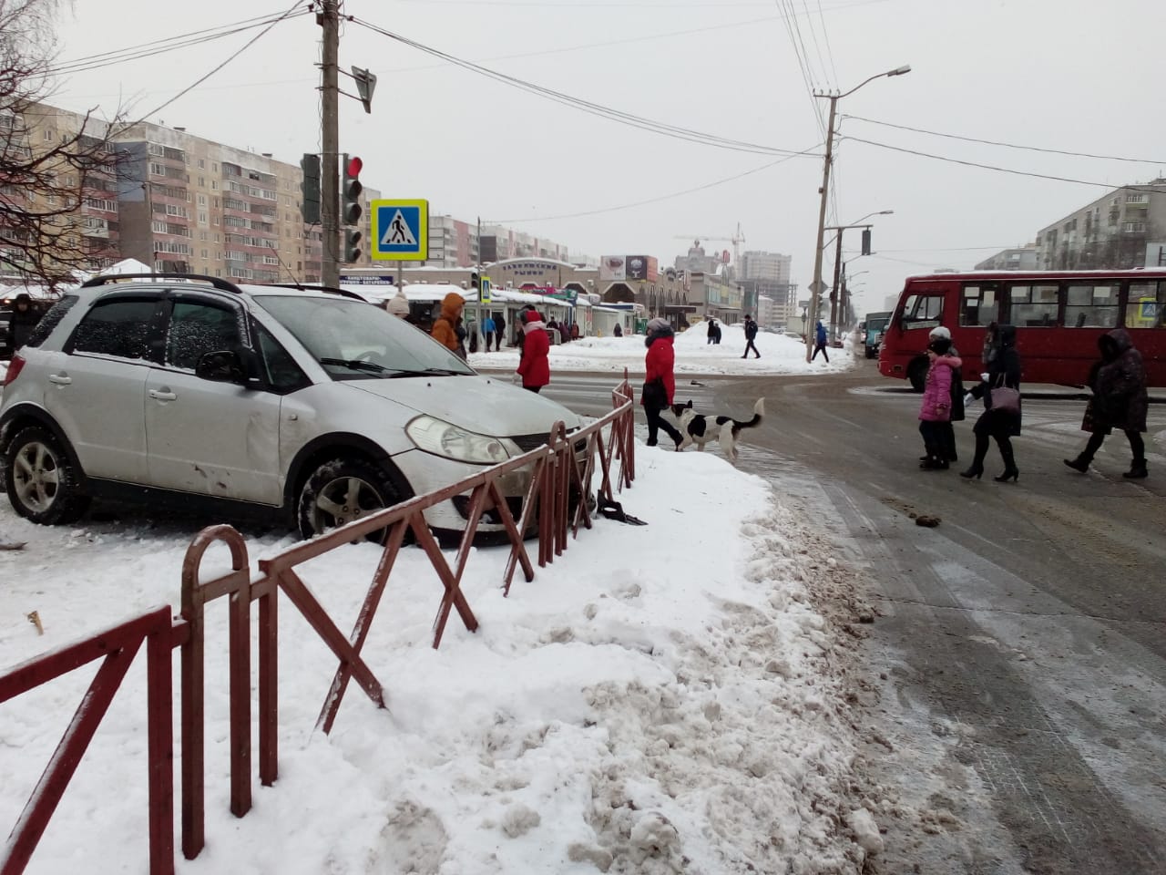 В Ярославле иномарка столкнулась с маршруткой, а затем сбила двух пешеходов
