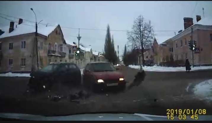 В Рыбинске две легковушки столкнулись на перекрестке: видео