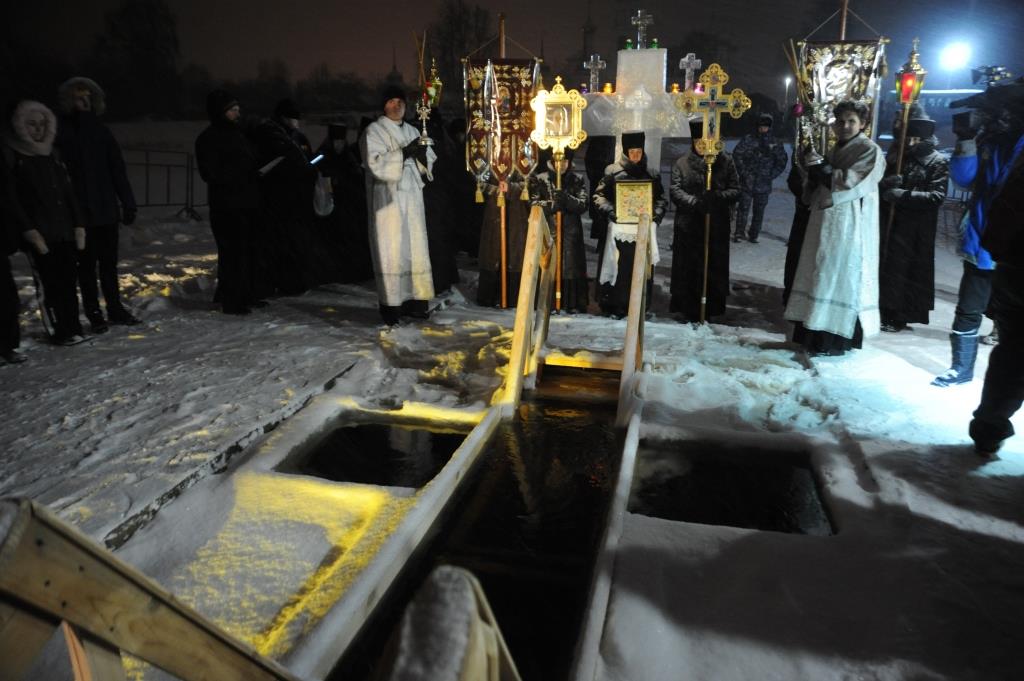 В Ярославской области в крещенских купаниях ночью приняли участие около 6000 верующих