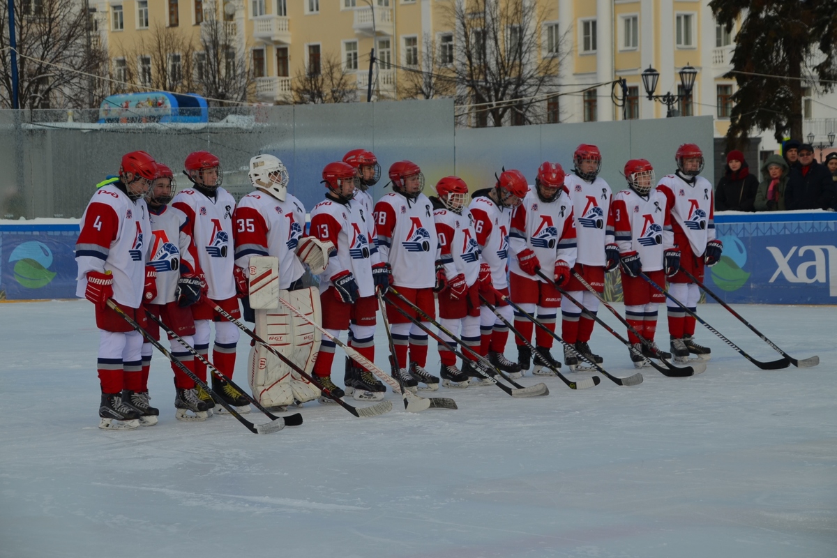 Юношеские сборные Москвы и Ярославской области провели товарищеский хоккейный матч на Советской площади