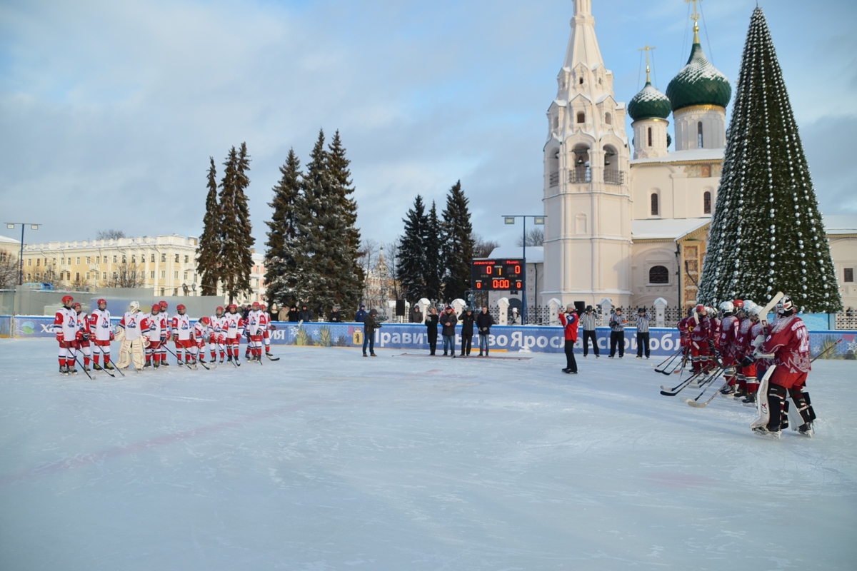 Юношеские сборные Москвы и Ярославской области провели товарищеский хоккейный матч на Советской площади