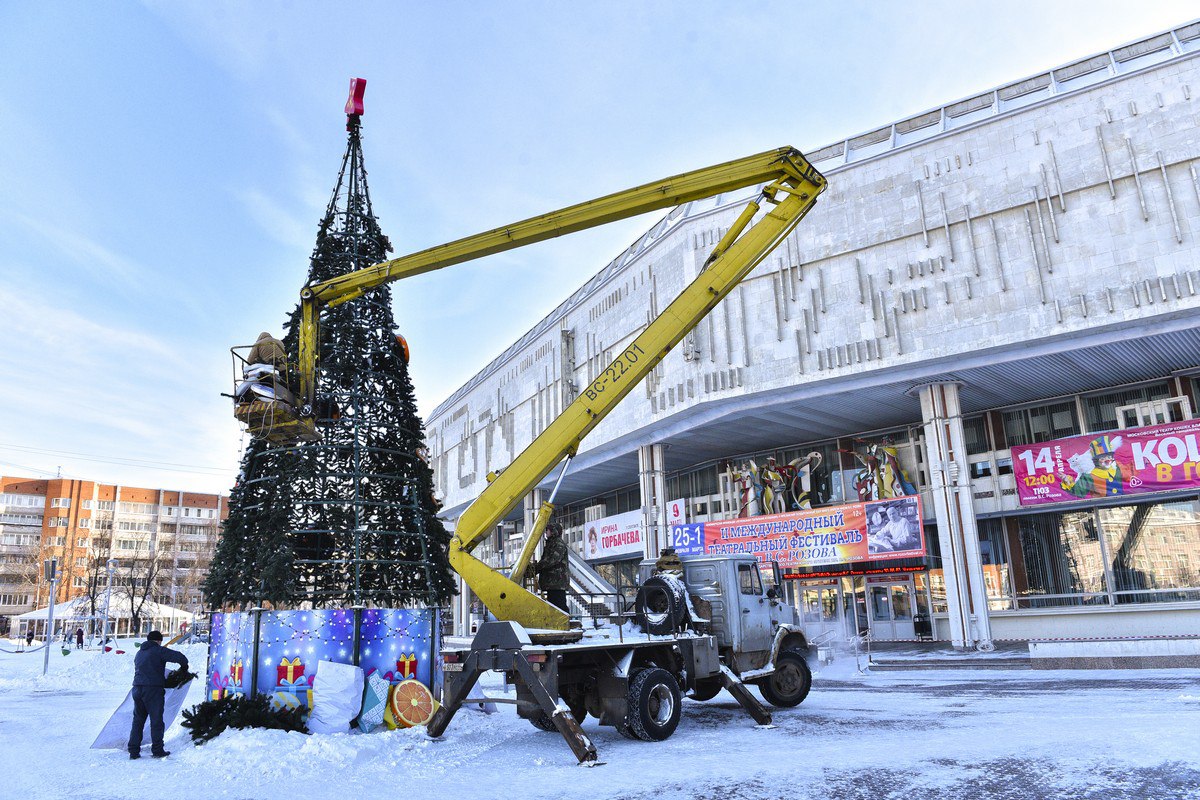 В Ярославле начали демонтировать новогодние украшения