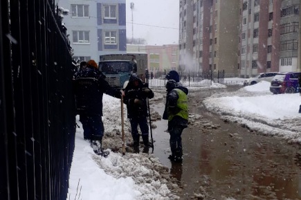 Из-за коммунальной аварии затопило проспект Машиностроителей