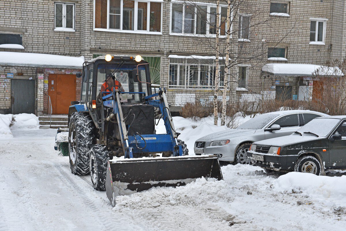 В Ярославле убирают дворы от снега