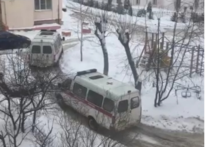 В ярославском дворе в снегу застряли два автомобиля скорой помощи
