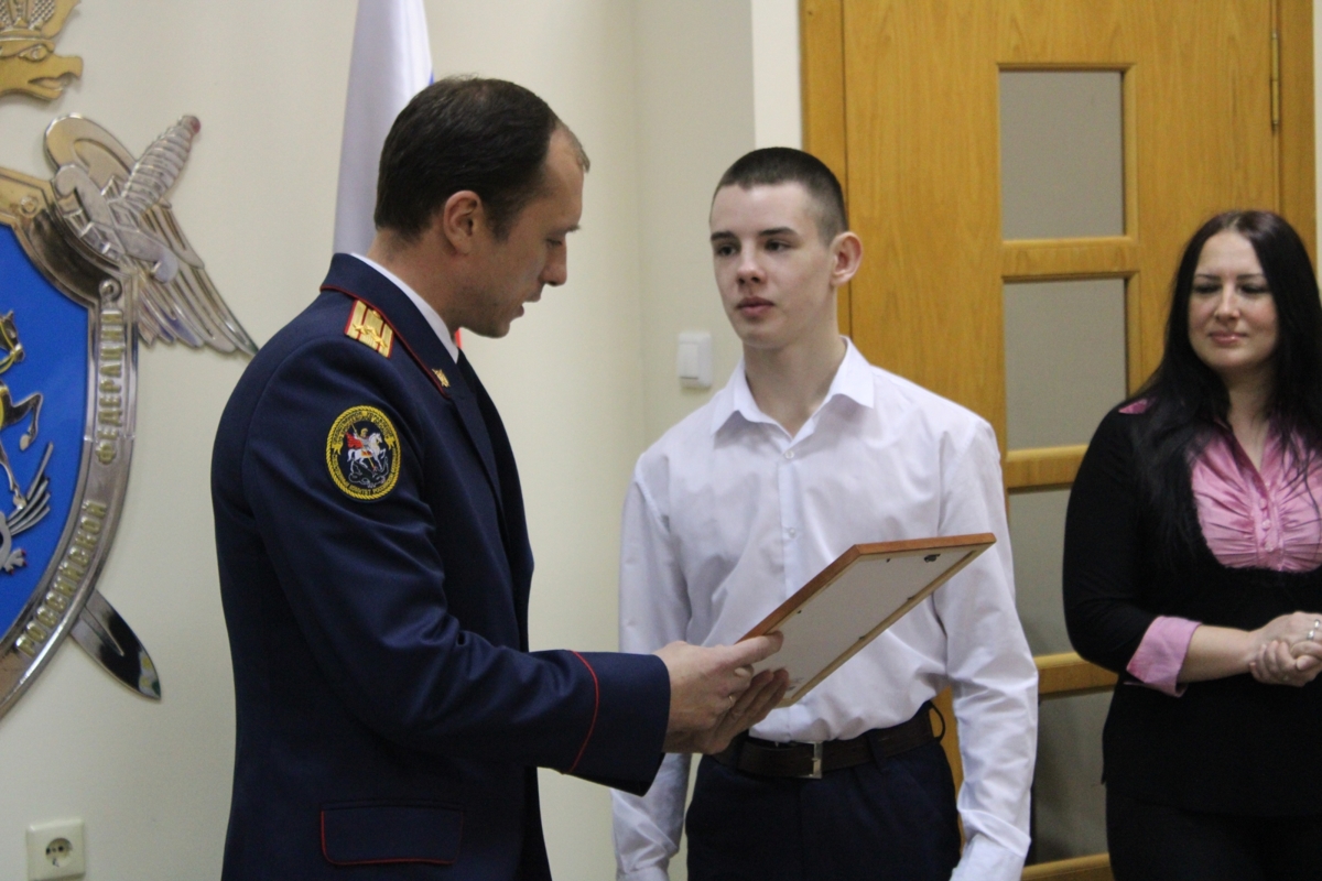 В Ярославле наградили 16-летнего парня, отбившего женщину от грабителя