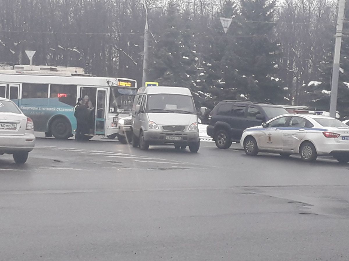 В центре Ярославля троллейбус с пассажирами попал в ДТП