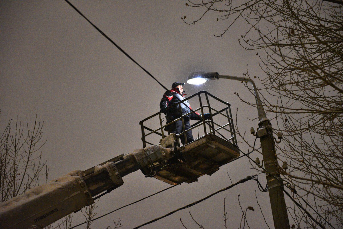 В Ярославле ремонтируют уличные фонари