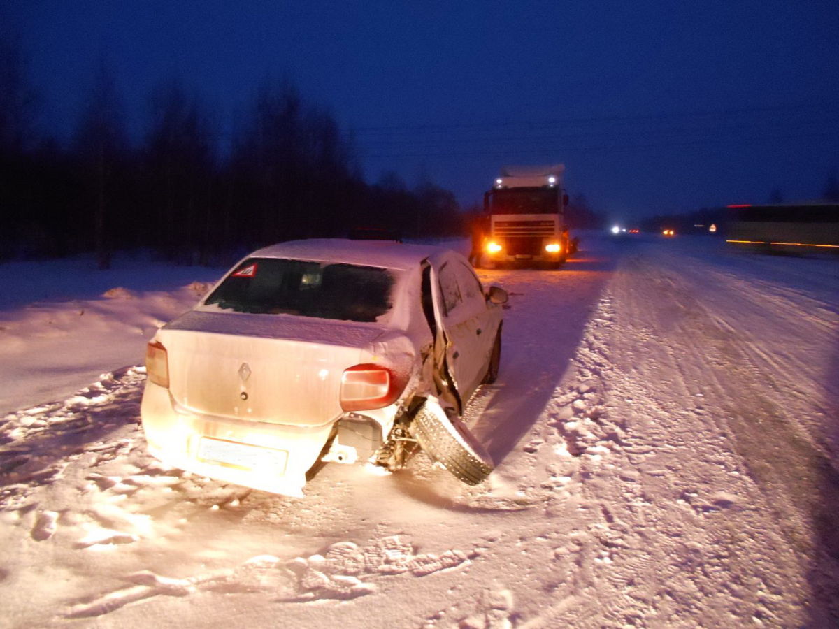 На окружной дороге Рыбинска легковушка столкнулась с грузовиком: пострадал мужчина