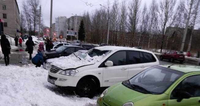 В Рыбинске ледяная глыба упала на авто