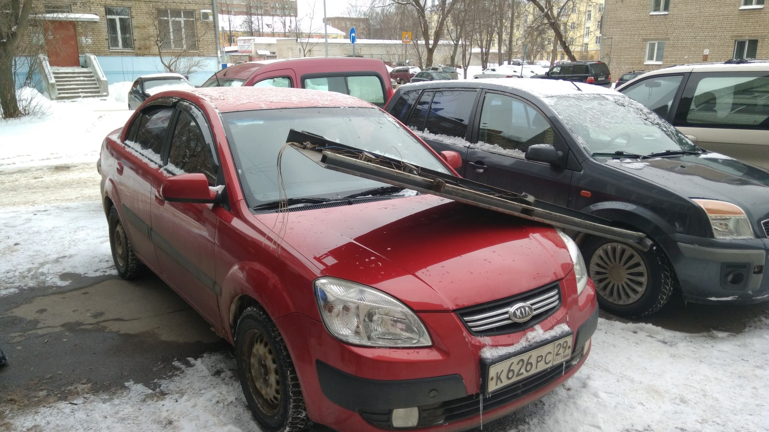 В Рыбинске на припаркованную у дома машину упала часть конструкции лифта-  Яррег - новости Ярославской области