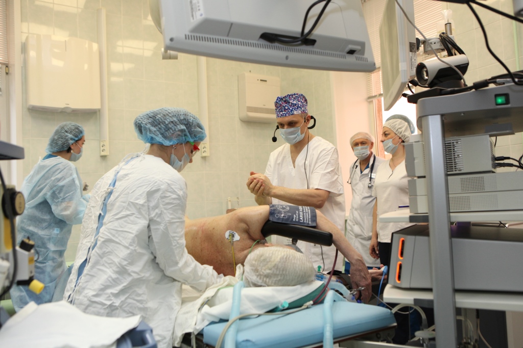 Специалисты ведущего российского онкологического института помогают ярославским хирургам освоить малотравматичные операции