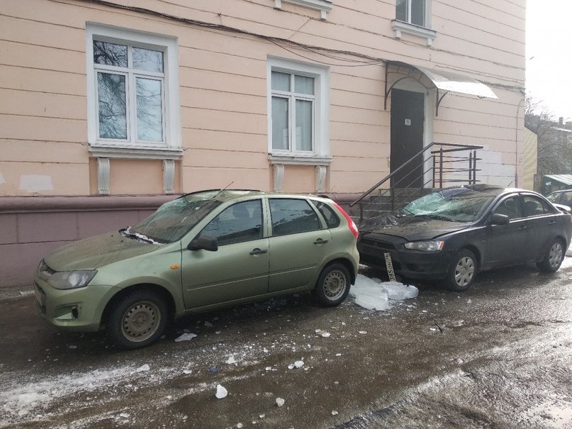 В Ярославле глыба льда упала на припаркованные машины