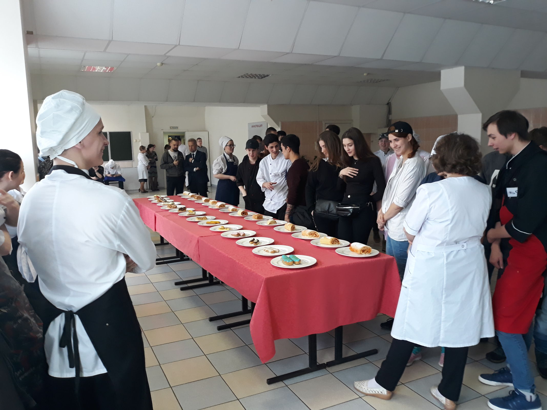 В Ярославле студенты колледжа индустрии питания соревновались в приготовлении десертов