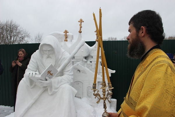 Осужденные изготовили памятник для Софийского монастыря