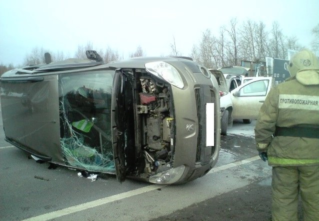 На трассе в Ярославской области столкнулись две иномарки: двое пострадавших