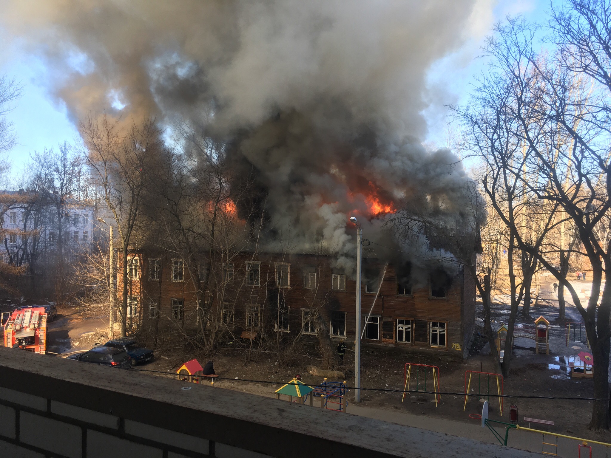 В Ярославле горит двухэтажный дом