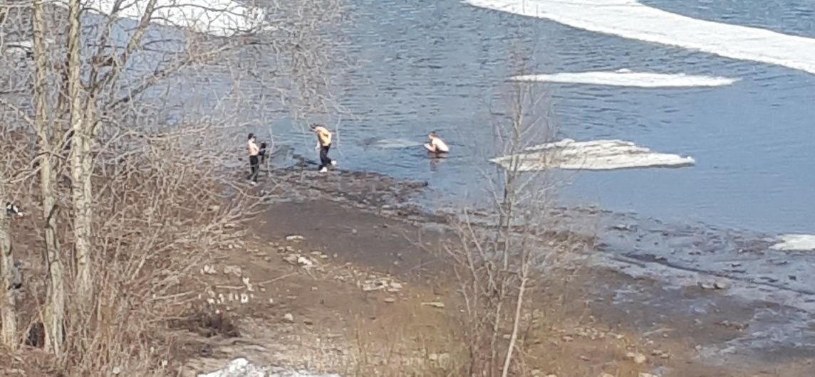 Пусть мама услышит: в Ярославле дети катаются на льдине и купаются в Волге – кадры