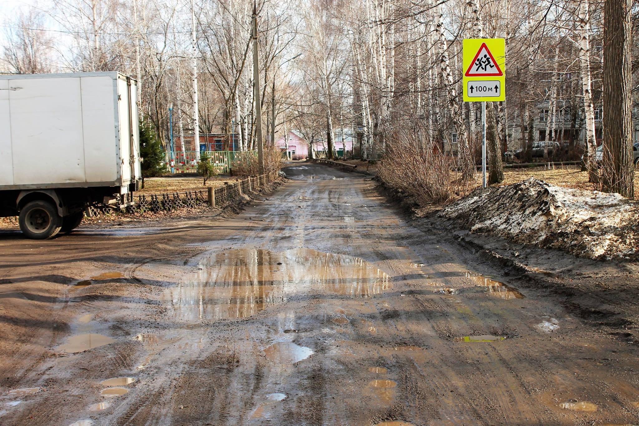 В Ярославле общественники требуют отремонтировать дорогу до больницы и детского сада