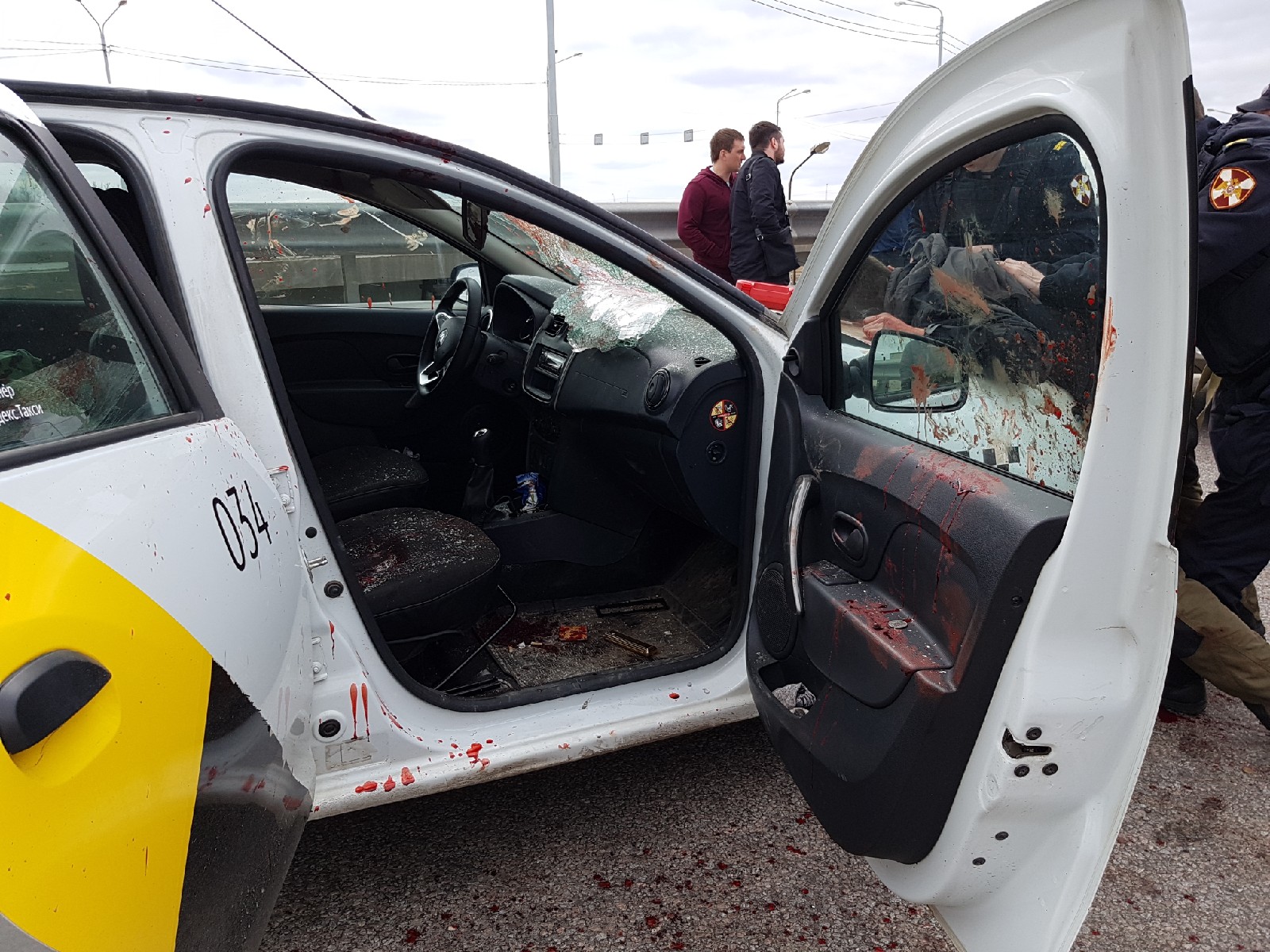 В Ярославле неадекватный пассажир с ножом напал на водителя такси: кадры
