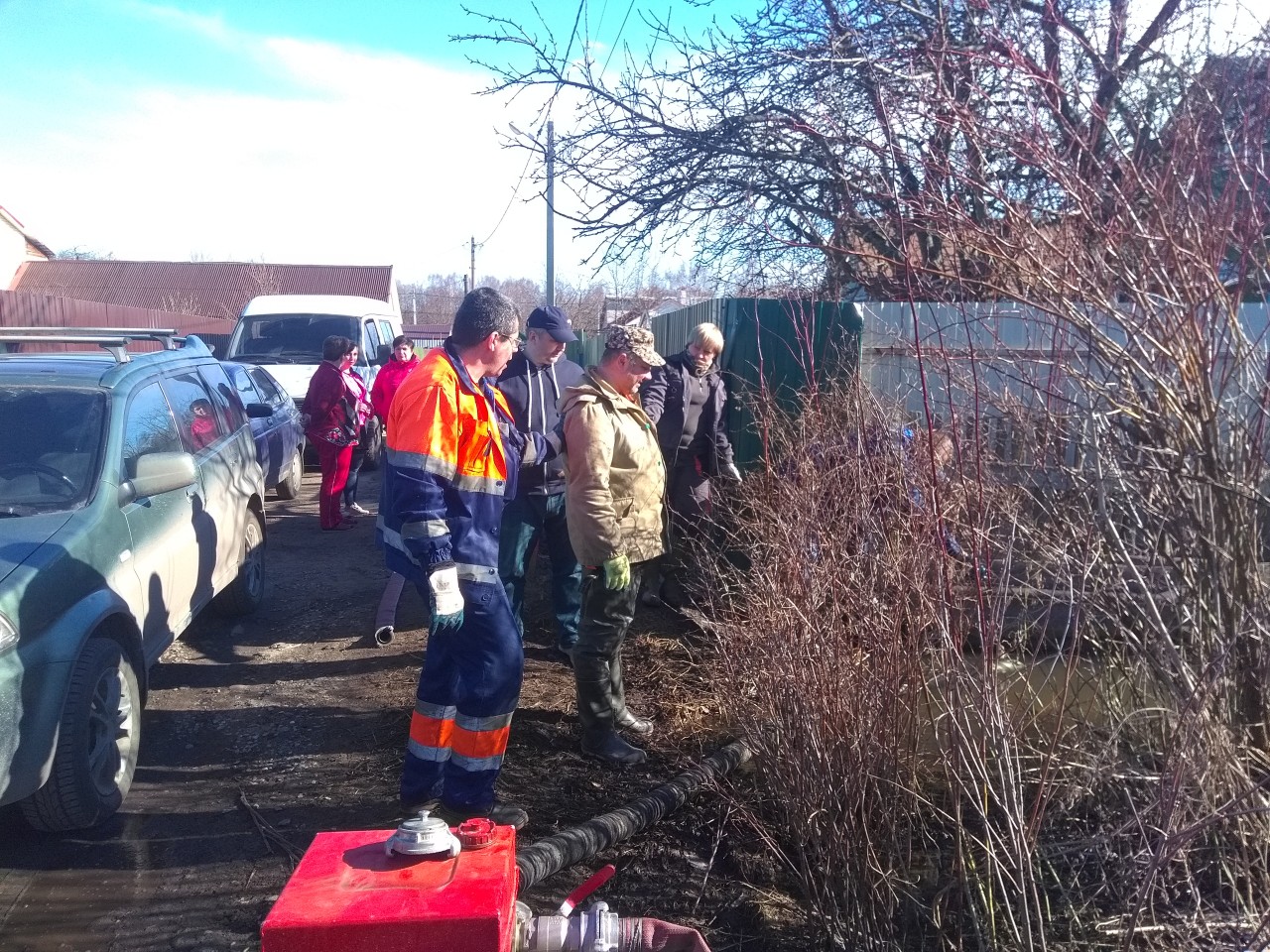 В Ярославле волонтеры навестили ветерана и откачали воду из подвала дома