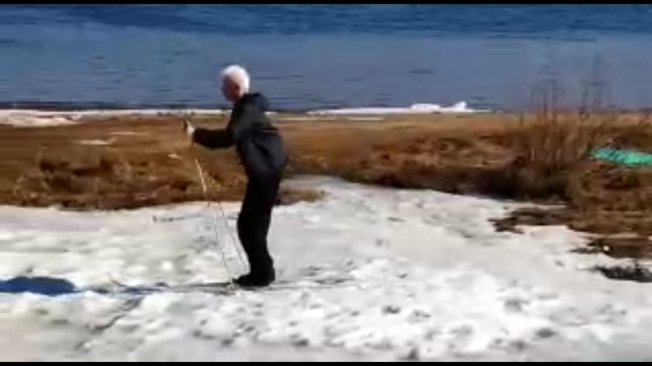 Рыбинский пенсионер во второй половине апреля катается на лыжах: видео