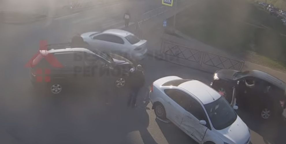 Водители после ДТП в Ярославле устроили разборки на дороге: видео