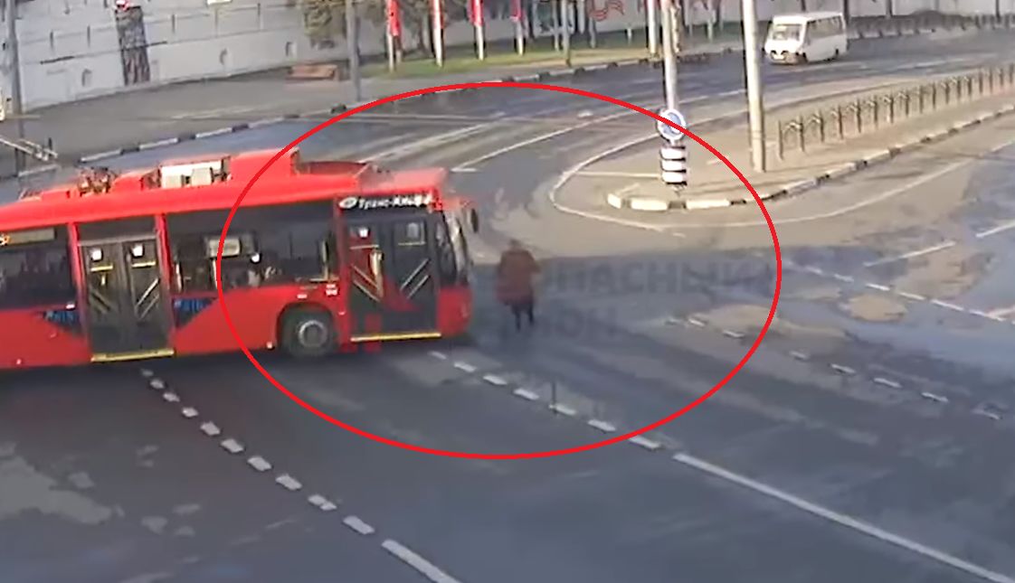Троллейбус сбил пешехода. ДТП Ярославль троллейбус. Троллейбус с колёсиками.