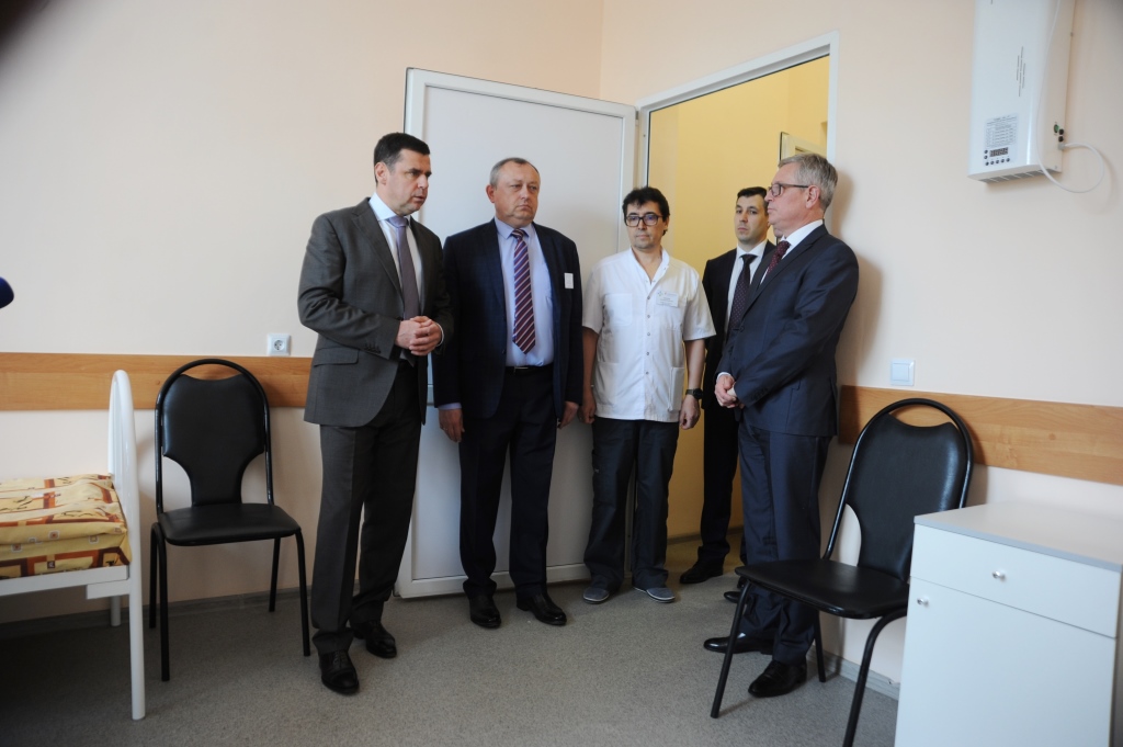 Дмитрий Миронов посетил обновленное офтальмологическое отделение Центральной городской больницы