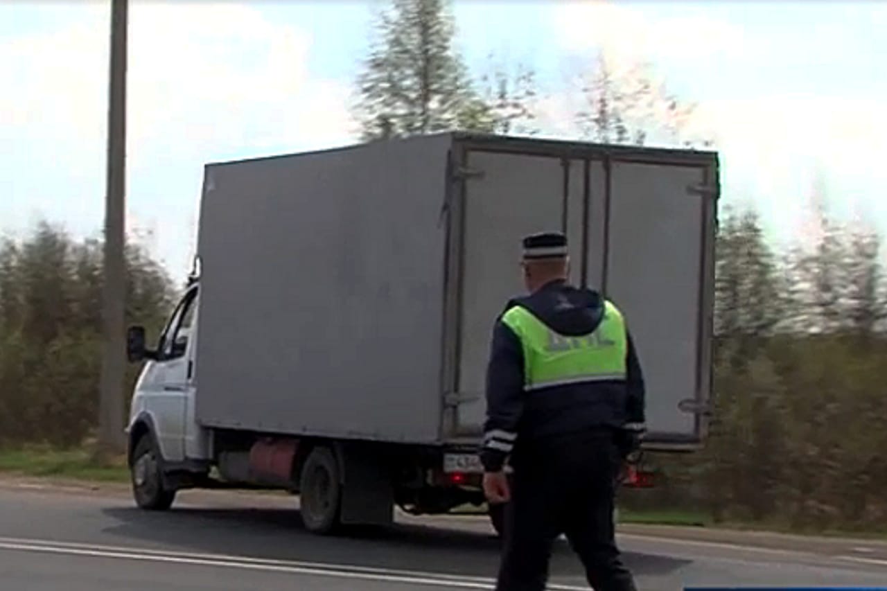 На трассах в Ярославской области гаишники тормозят грузовики: причина