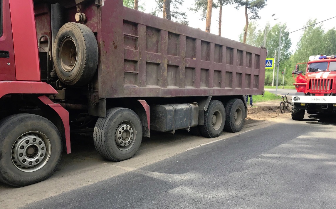 Под Рыбинском велосипедистка попала под колеса грузовика
