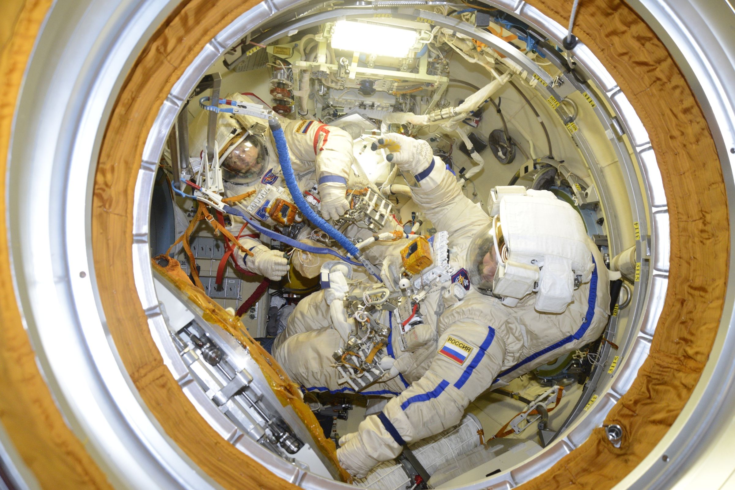 Рыбинский космонавт Алексей Овчинин готовится выйти в открытый космос
