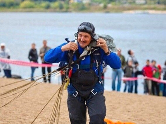 Мэр Рыбинска установил рекорд России, прыгнув с парашютом с высоты 9 тысяч метров